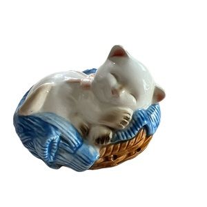 AVON 1983 CERAMIC CAT SACHET